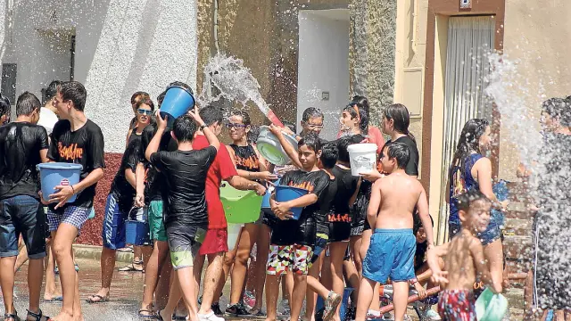 Niños y adultos disfrutaron ayer de la guerra del agua celebrada tras el cohete anunciador.