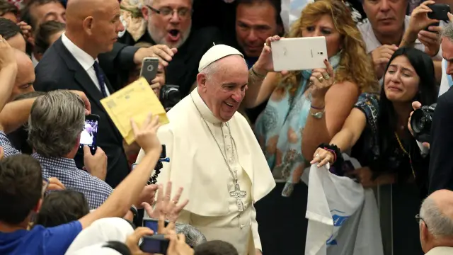 El papa Francisco, a su llegada al a audiencia general de este miércoles