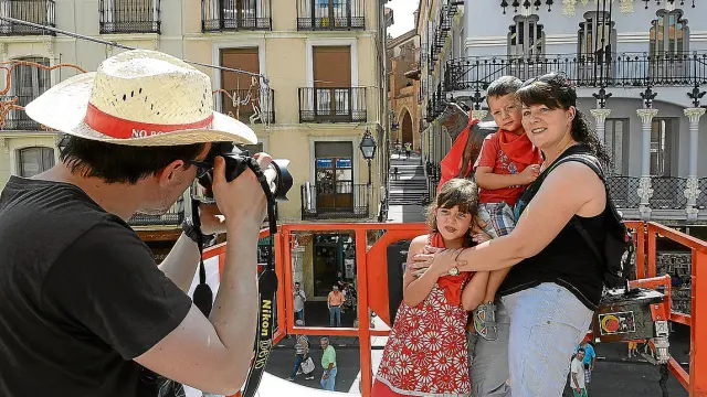 Mamen y su familia han ido desde Calamocha hasta Teruel para hacerse una foto con el Torico.