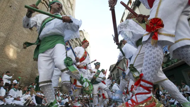 Los Danzantes, durante el tradicional acto de las fiestas de San Lorenzo