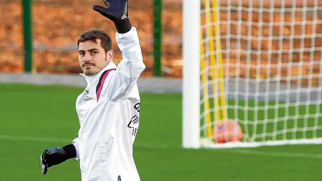 Iker Casillas saluda a la grada durante un entrenamiento con el Real Madrid de la pasada temporada.
