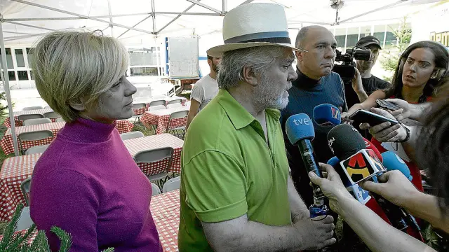 Pedro Almodóvar atiende a los periodistas, junto a Emma Suárez y Darío Grandinetti.