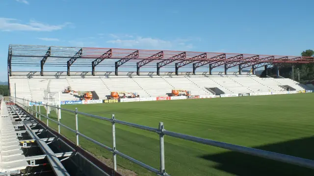 La reconstrucción de la grada de General del estadio de Anduva de Miranda avanza día a día.