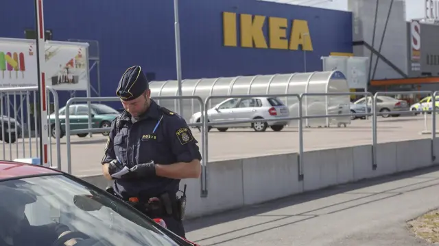 La Policía custodia el Ikea donde se han producido los asesinatos
