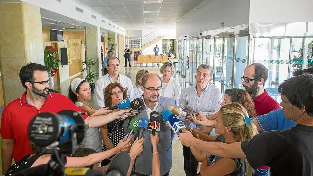 El presidente de Aragón, Javier Lambán, atiende a los medios en el hospital Miguel Servet.