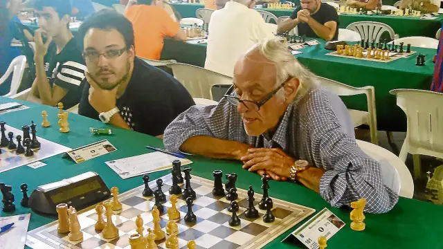 Lincoln Maiztegui, durante una partida, se confiesa un enamorado del ajedrez y también de Benasque.