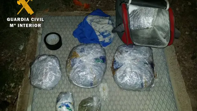Las cinco bolsas de marihuana y la nevera portátil en la que se encontraban.