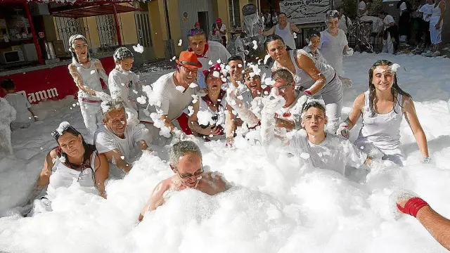 Los peñistas de La Botera disfrutaron de un refrescante baño de espuma.