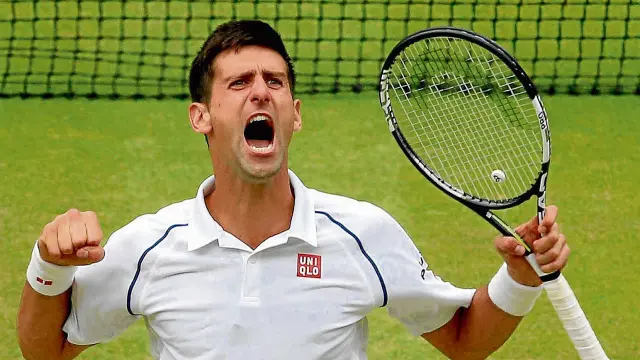 Novak Djokovic celebra su victoria sobre Roger Federer, ayer, en la final de Wimbledon.