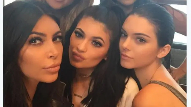Imagen de las cinco hermanas subida a la cuenta de Twitter de Kim.