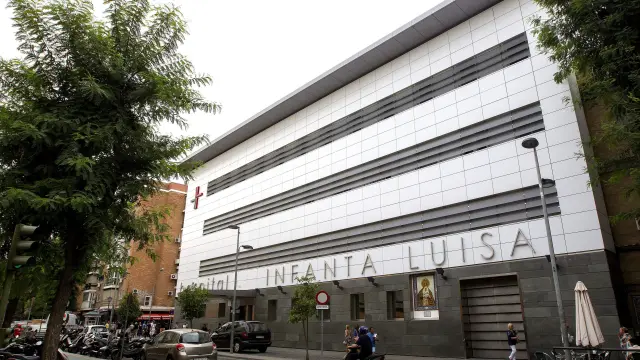 Fachada del hispital Infanta Luisa, en el barrio de Triana, donde continúa hospitalizada Isabel Pantoja.