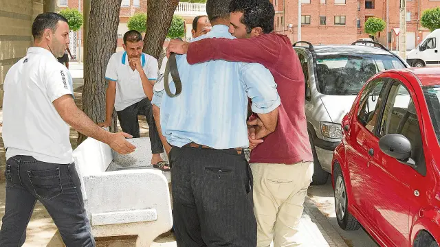 En la foto, tomada el pasado 3 de julio, aparece uno de los imputados,  el marroquí Youness C., (de granate), en el momento de salir del Juzgado de Calamocha en libertad y ser arropado por un grupo de compatriotas.