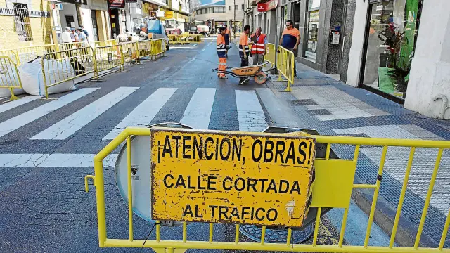 Desde ayer ya no se puede acceder a Hernán Cortés por la calle del Carmen. Las obras durarán un par de meses.