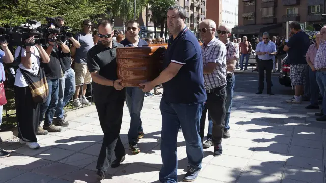 Los funerales por Laura del Hoyo y Marina Okarynska se han celebrado con un cuarto de hora de diferencia en las iglesias de San Fernando y de San Esteban.