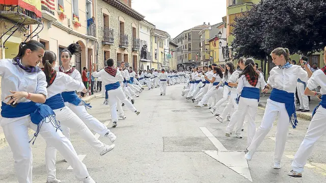 Danzantes de todas las edades participaron en el baile de San Roque por las calles de Calamocha.