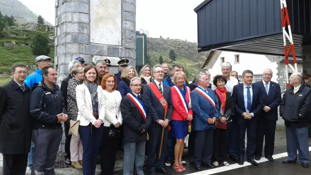 Miembros de la delegación española, encabezada por el alcalde de Jaca, durante el acto del reconocimiento de las mugas fronterizas en el Somport, acompañados por los alcaldes y representantes franceses.