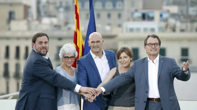Artur Mas, Oriol Junqueras, Raül Romeva, Carme Forcadell y Muriel Casals, durante la presentación de la lista unitaria a favor de la independencia.