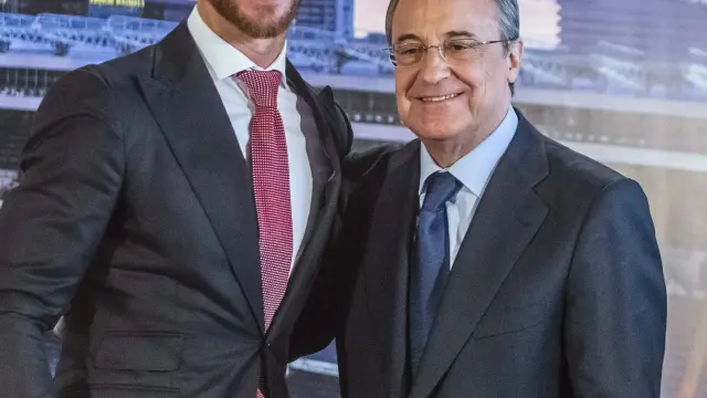 Sergio Ramos  acompañado por Florentino Pérez, durante el acto de renovación de su contrato hasta 2020.