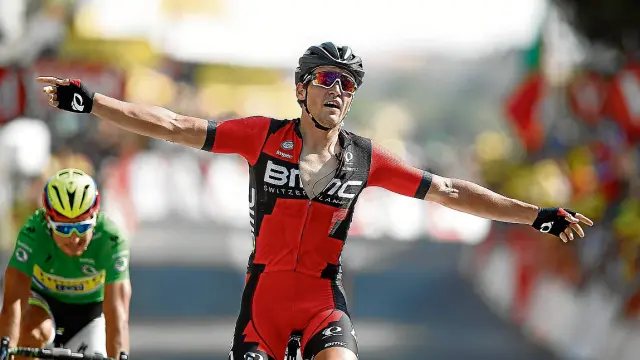 Van Avermaet celebra su triunfo in extremis frente a Sagan izda. en la etapa de ayer.