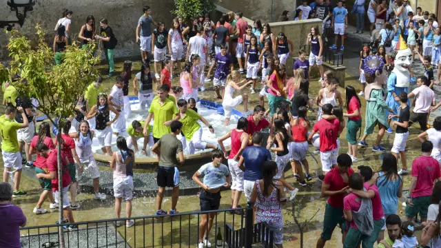 Ya casi es una tradición que tras el pregón los vecinos más jóvenes se bañen en la fuente.