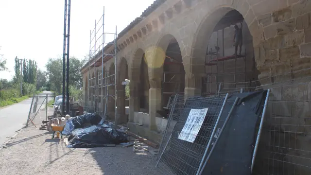 El porche de la ermita de Salas en obras.