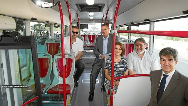 Miembros del Consistorio junto con el responsable de La Veloz, en el interior del autobús.