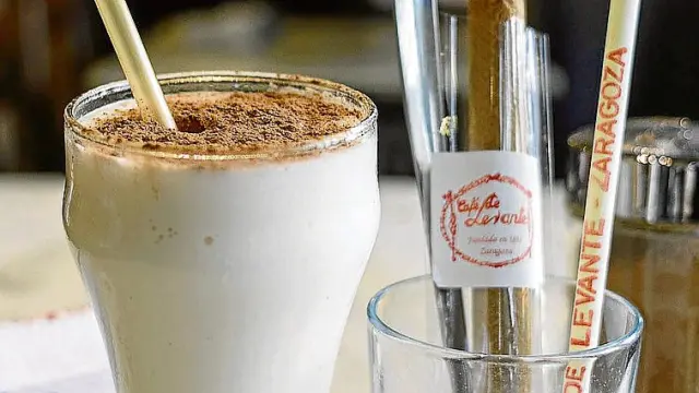 La leche merengada, especialidad del Café de Levante.