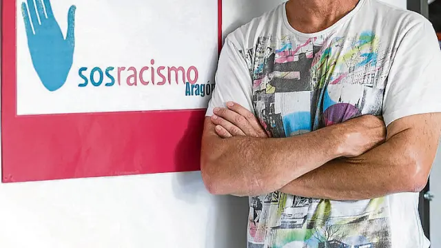 José Luis Aliaga, en la sede de SOS Racismo en Zaragoza.