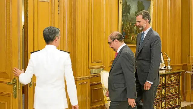 El rey Felipe VI recibió ayer en el palacio de la Zarzuela al nuevo presidente de Aragón, Javier Lambán.