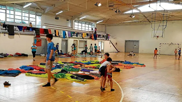 Los niños han sido realojados en el polideportivo de Biescas.