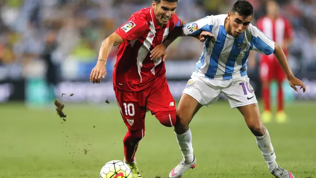 Reyes  lucha el balón ante Ricardo Horta durante el partido de la primera jornada de la LigaBBVA.