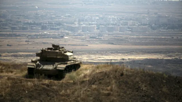 Un tanque israelí frente a territorio sirio
