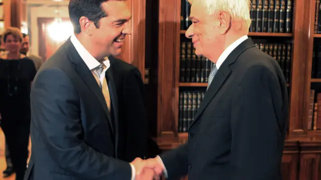El primer ministro griego, Alexis Tsipras (i), estrecha la mano del presidente griego, Prokopis Pavlopoulos