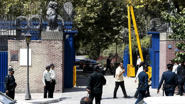 La delegación diplomática británica, a su llegada a la Embajada en Teherán.