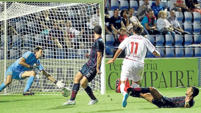 Aythami se tiró al suelo para interceptar a Guichón pero no tuvo éxito y el alavesista batió a Leo Franco subiendo el 0-3 al marcador.