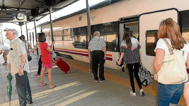 Viajeros en la estación de Teruel en una foto de archivo.