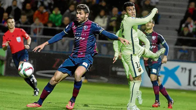 Morillas y Rafinha, en el partido que enfrentó al Huesca y al Barça en El Alcoraz en la pasada Copa.