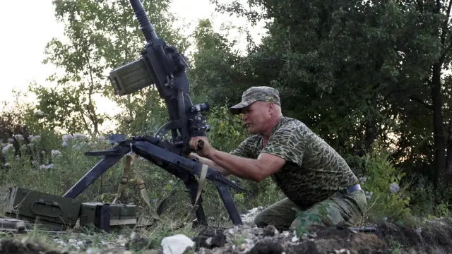 Un soldado cargando la artillería en Ucrania.