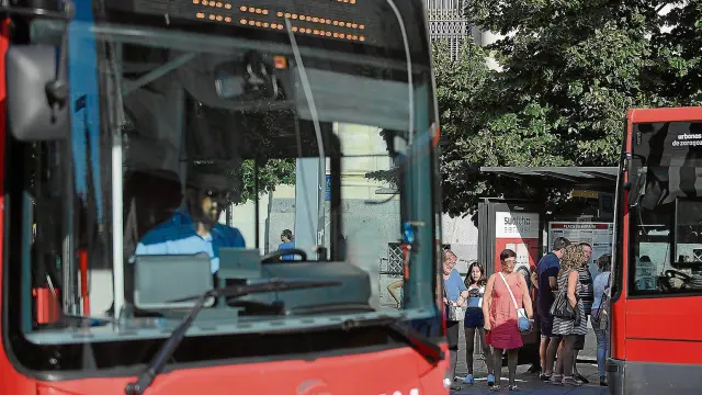 Dos autobuses se cruzan ayer por la tarde en la plaza de España, por donde pasan media docena de líneas.