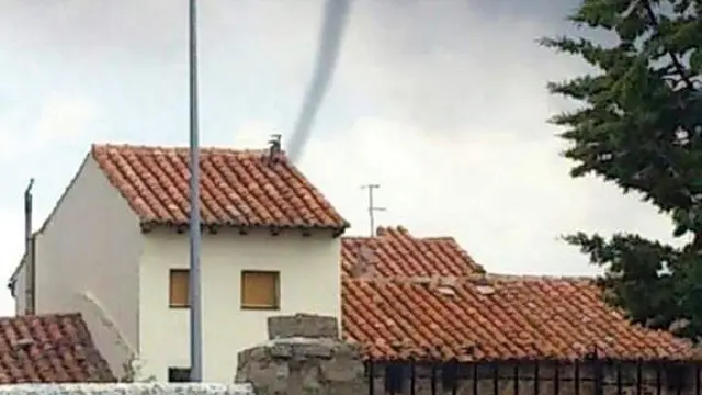 El tornado cruzando por detrás del casco urbano de Mosqueruela.