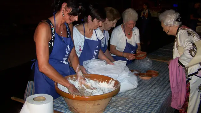 Una de las colaboradoras prepara la masa de la coqueta en la Festa del año pasado.