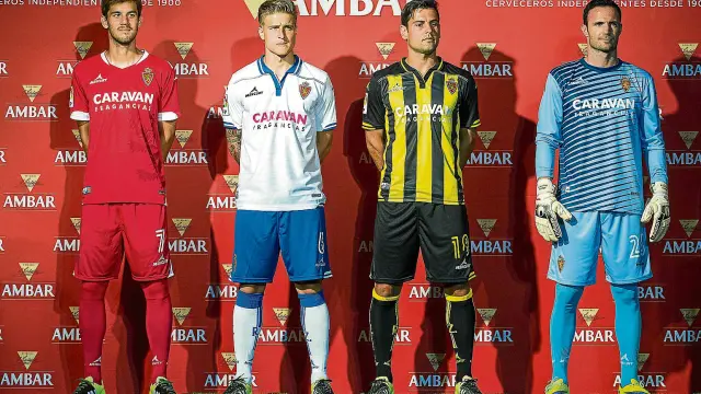 Aria Hasegawa, Stefan Wilk, Albert Dorca y Manu Herrera, ayer con las nuevas equipaciones del Real Zaragoza.
