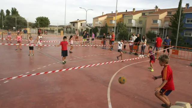 Los más pequeños de Monflorite se divirtieron en el futbolín humano.
