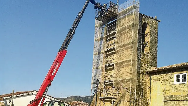Se utilizó una grúa para colocar los andamios necesarios en la restauración de la torre.