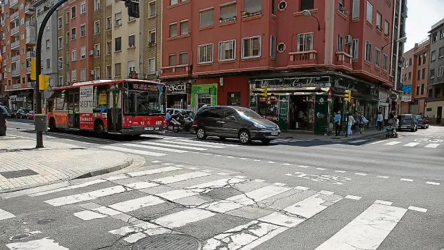 El contraste entre el nuevo firme de la avenida de Valencia y el de la calle de Lérida.