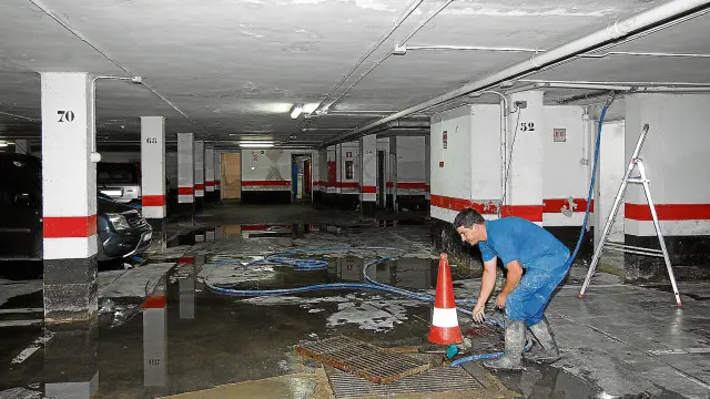 Ayer por la tarde todavía quedaba agua en los garajes del bloque de 95 viviendas ubicado en la calle Balsas de Chirín.