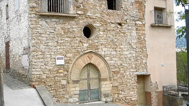 Puerta de entrada al antiguo hospital de Santa Elena, en Benabarre.