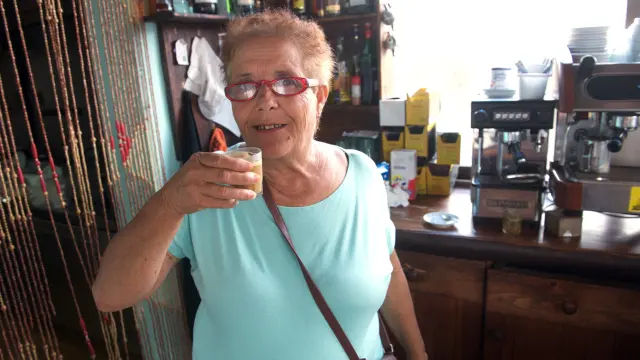 Josefa Hernández toma un café en el bar que regenta una de sus hijas.