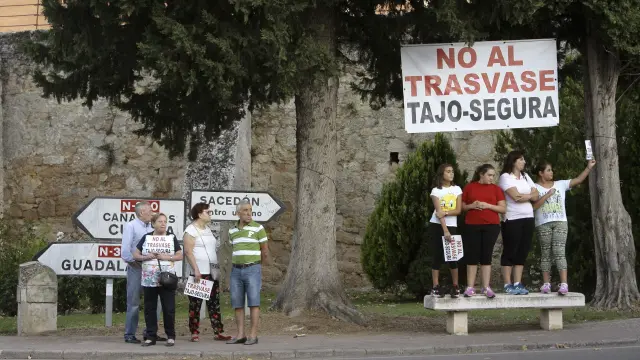 Varias personas se han manifestado contra el trasvase en Sacedón, junto al embalse de Entrepeñas.