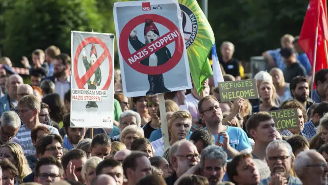 Numerosas personas participan en una manifestación en Salzhemmendorf, Alemania, hoy, 28 de agosto de 2015